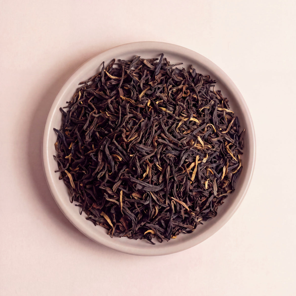 Assam fekete tea szálai közelről