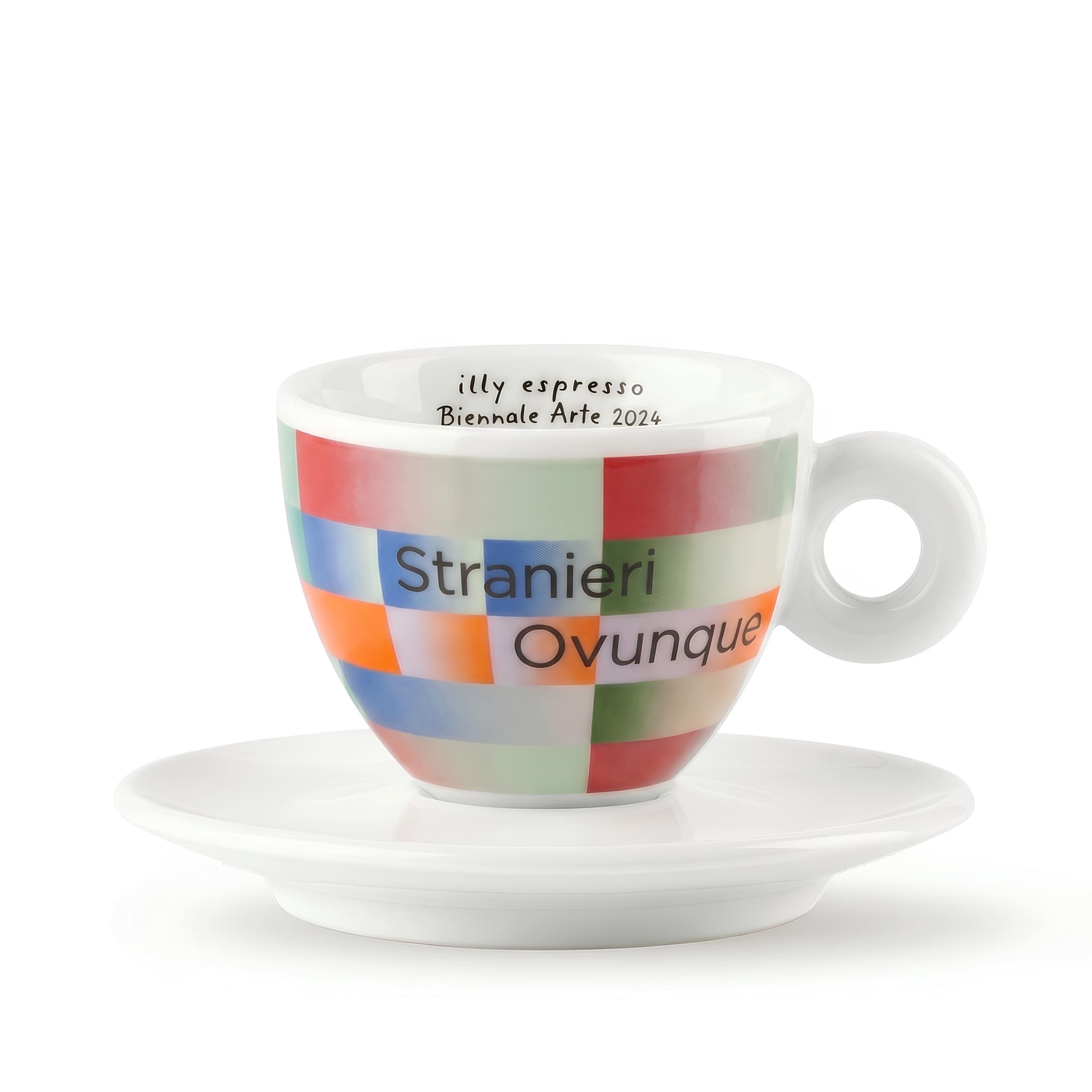 illy biennale arte 2024 cappuccino kávéscsésze stranieri ovunque felirat geometriai minta alátéttel