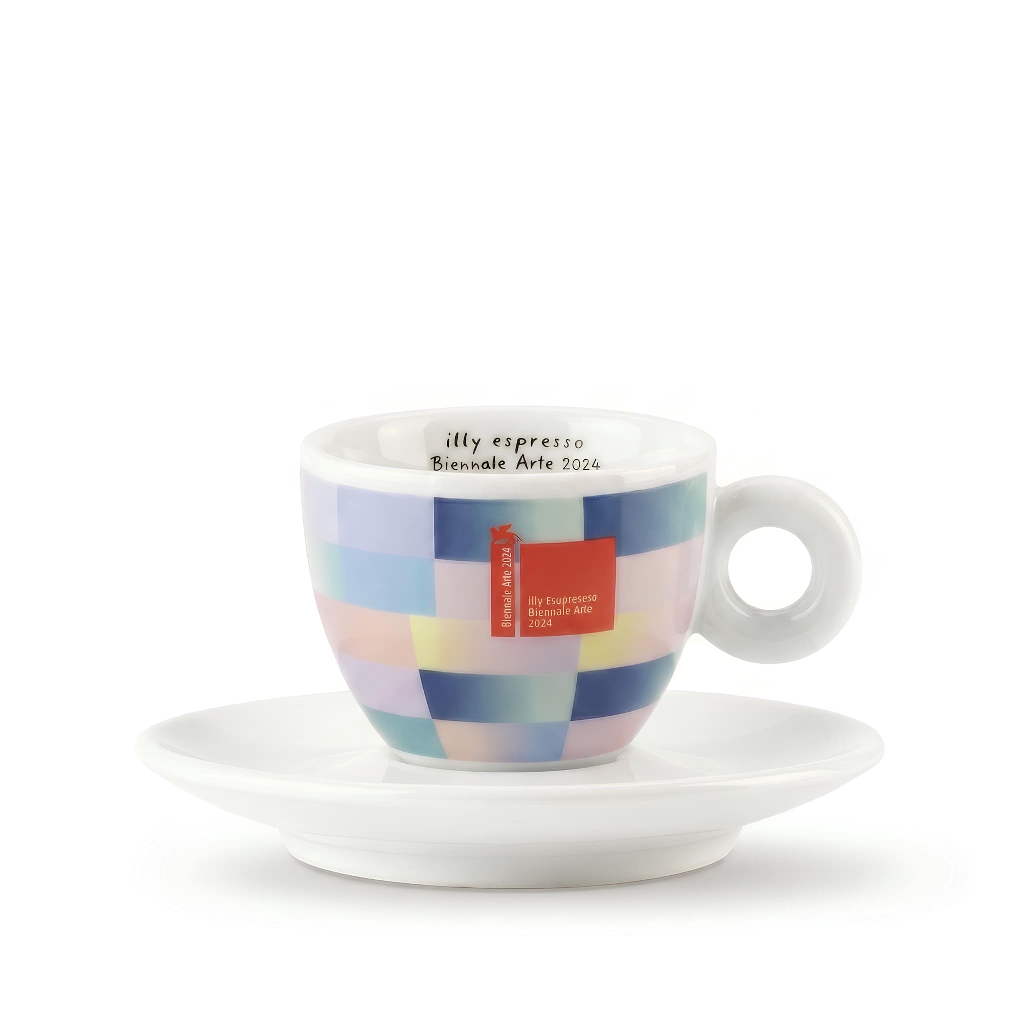 illy biennale arte 2024 espresso kávéscsésze kék pasztell geometriai minta alátéttel