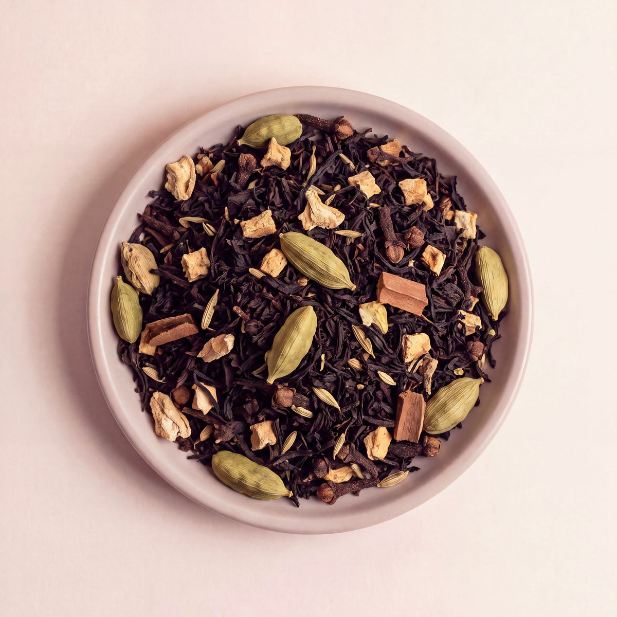 Chai India fekete tea fűszerekkel közelről