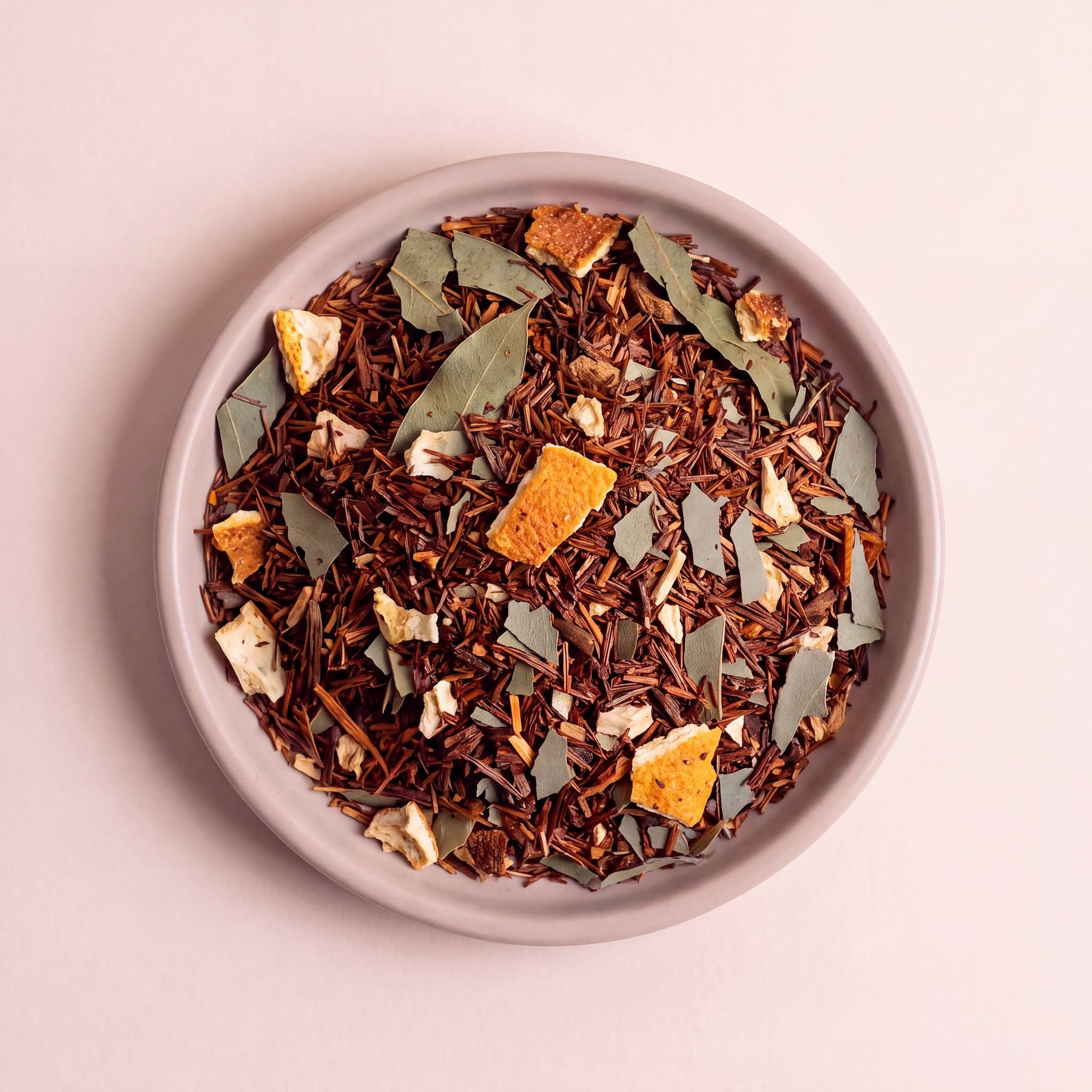 Eukaliptusz-Narancs Rooibos tea szálai közelről