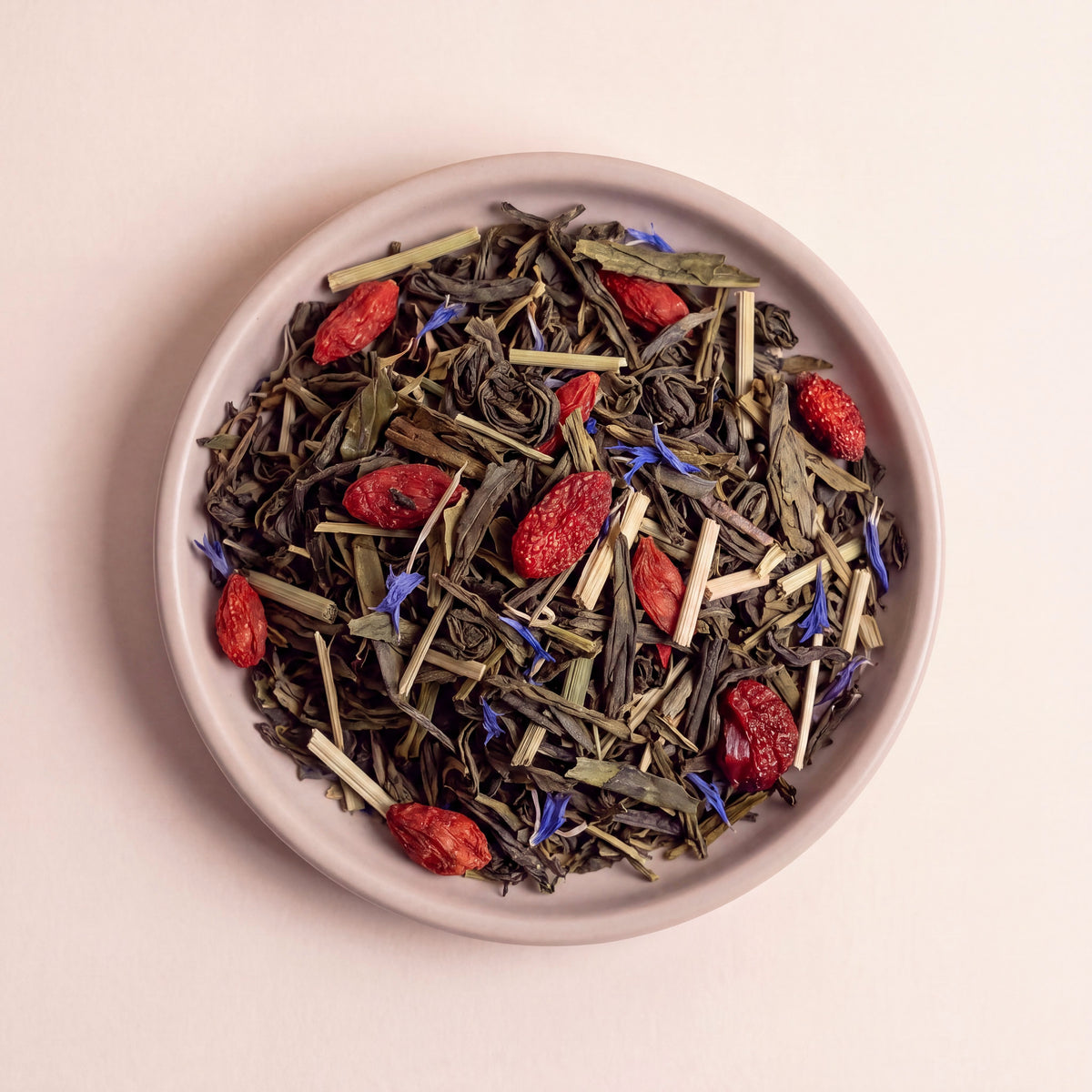 Gránátalma-Goji Berry zöld tea szálai gojibogyóval közelről
