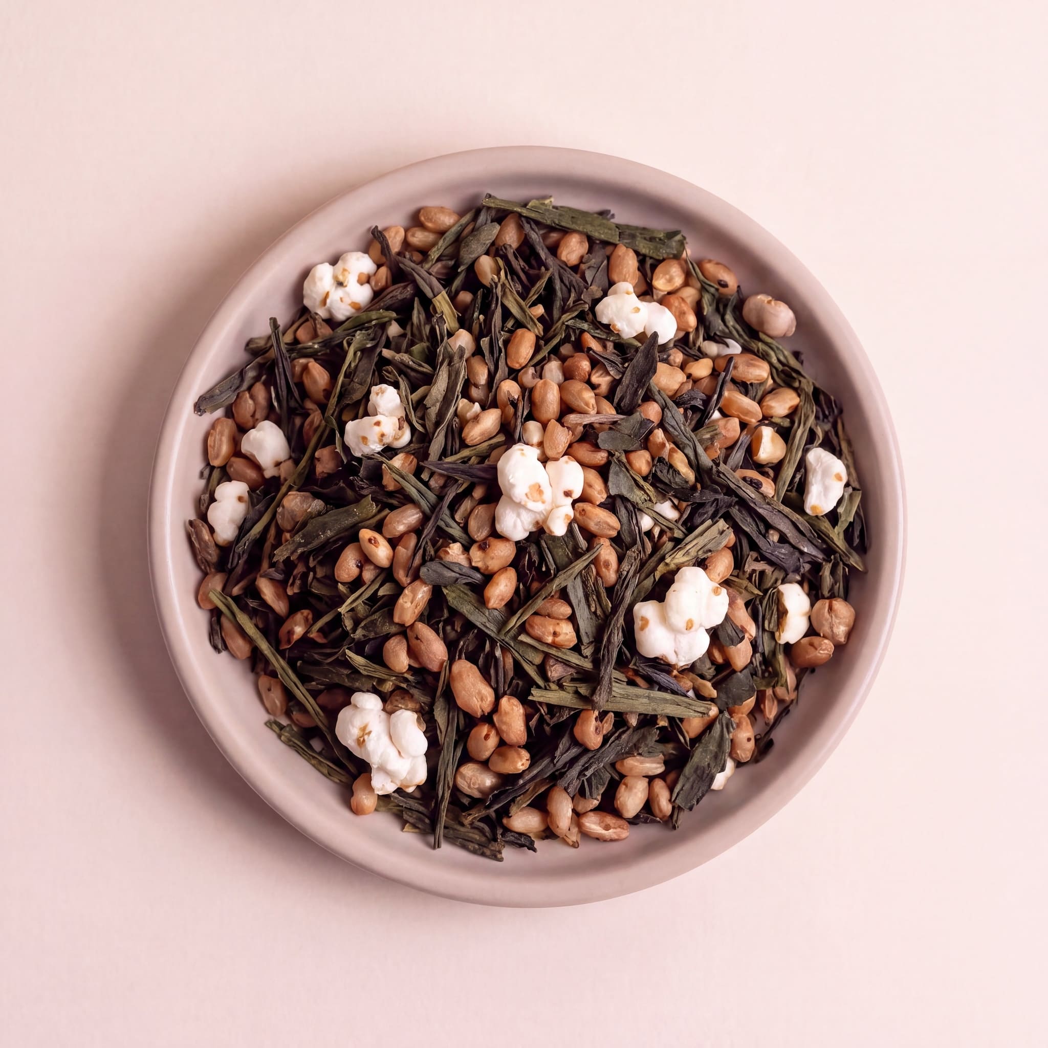 Japán Genmaicha zöld tea pörkölt rizsszemekkel közelről