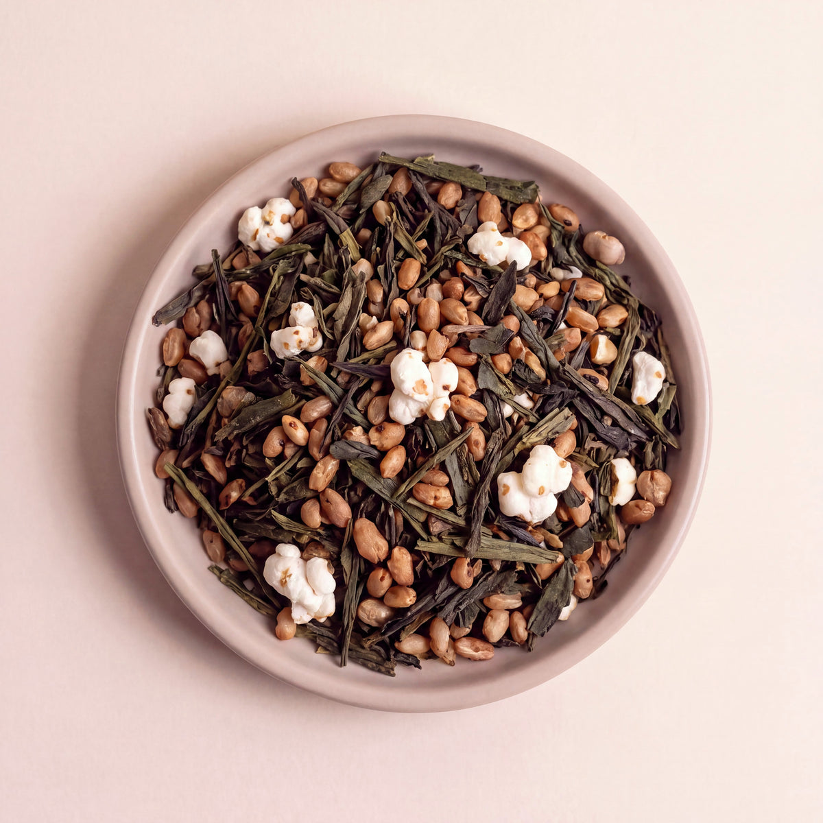 Japán Genmaicha zöld tea pörkölt rizsszemekkel közelről