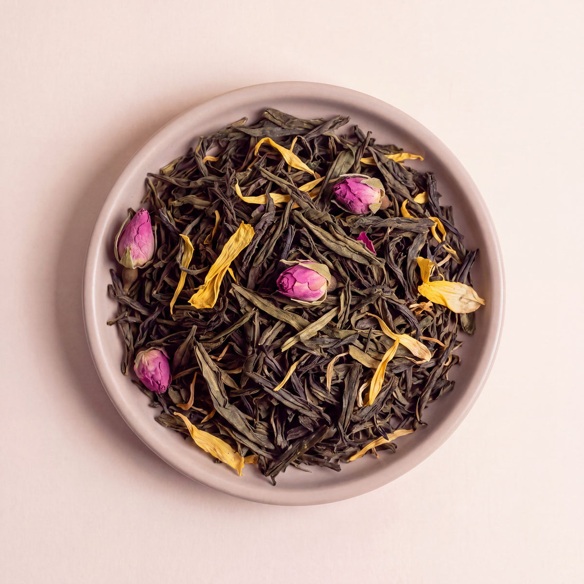 Kaktuszgyümölcs-Mangó zöld tea szálai közelről