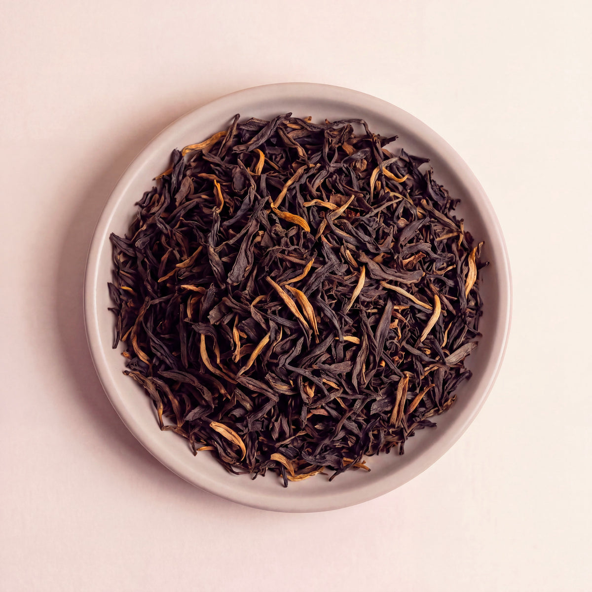 Pu-erh fekete tea szálai közelről