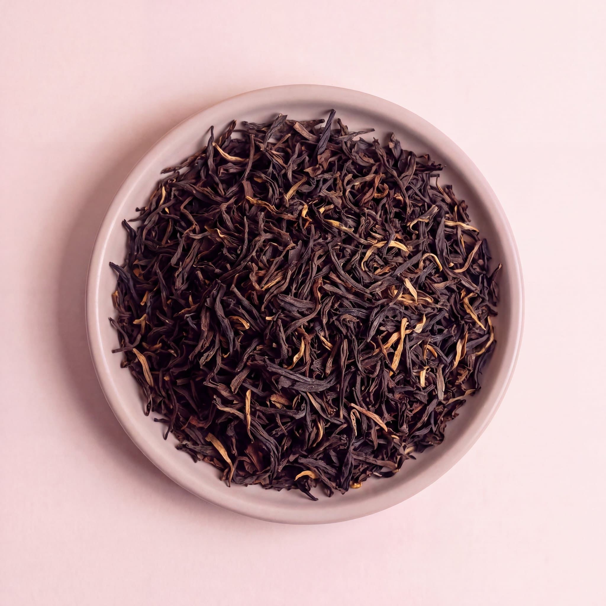 Assam fekete tea szálai közelről