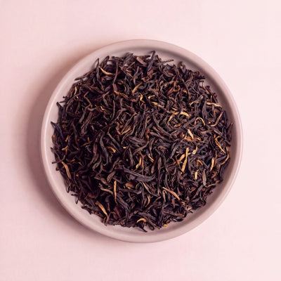 Assam fekete tea szálai közelről