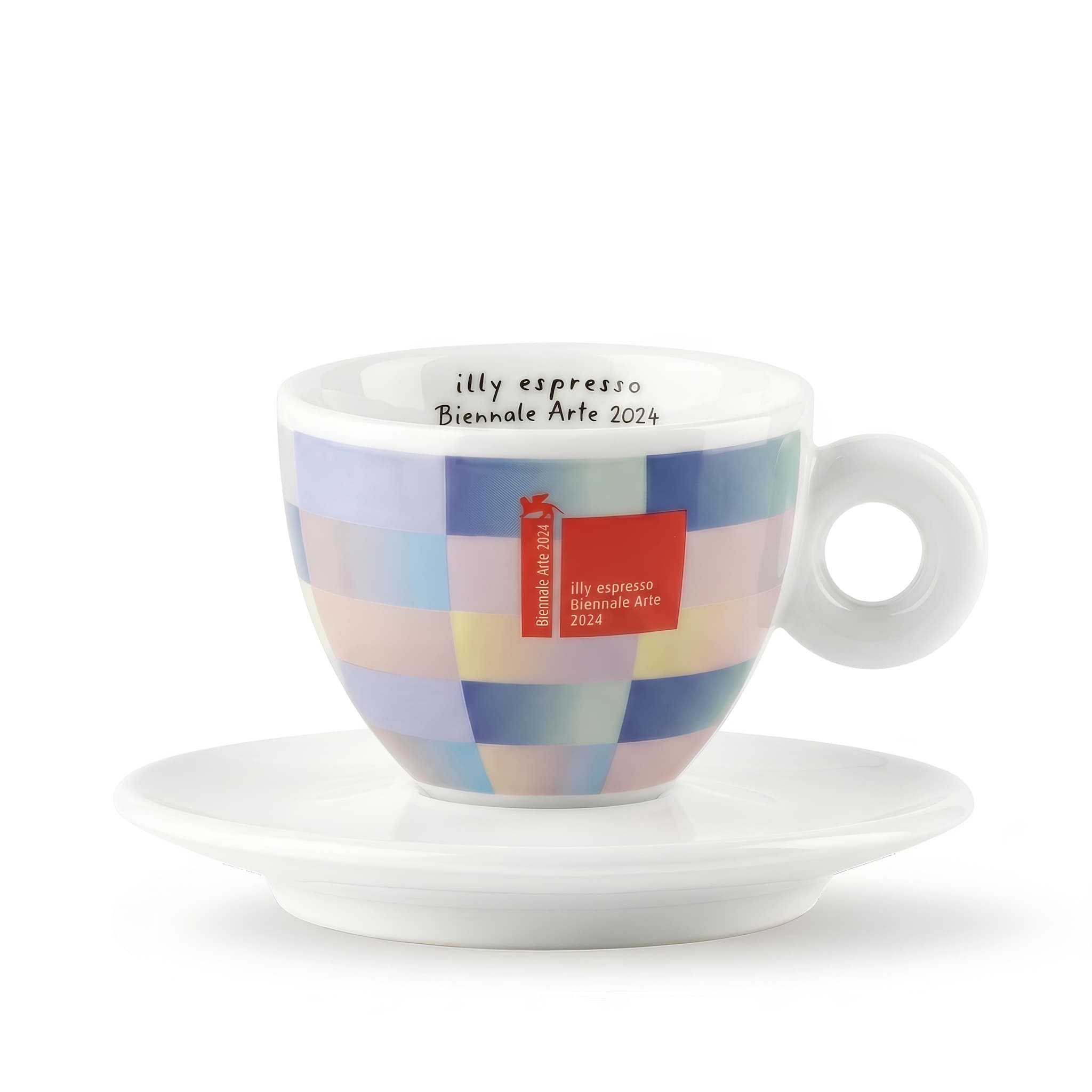 illy biennale arte 2024 cappuccino kávéscsésze kék pasztell geometriai minta alátéttel