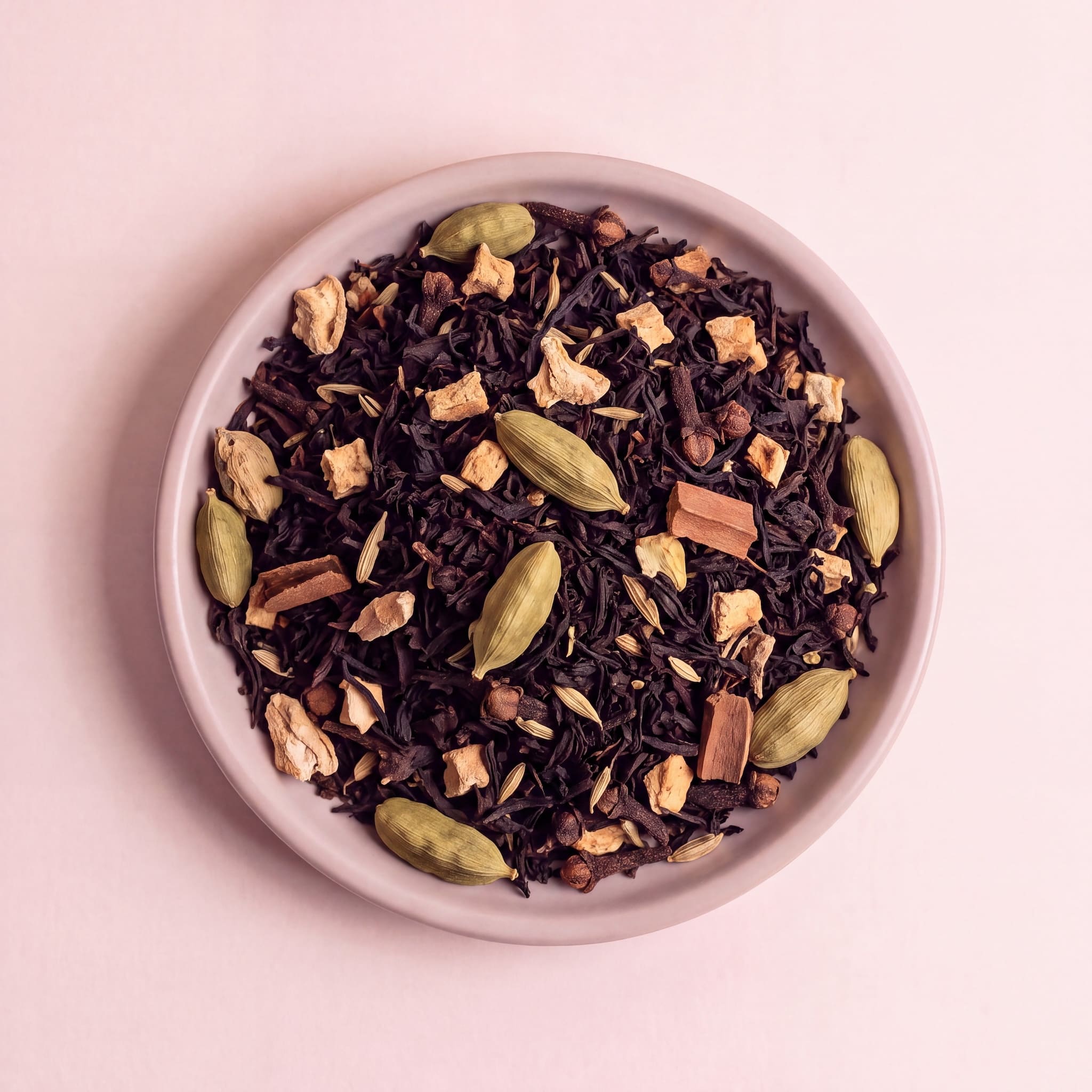 Chai India fekete tea fűszerekkel közelről