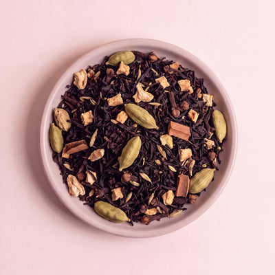 Chai India fekete tea fűszerekkel közelről