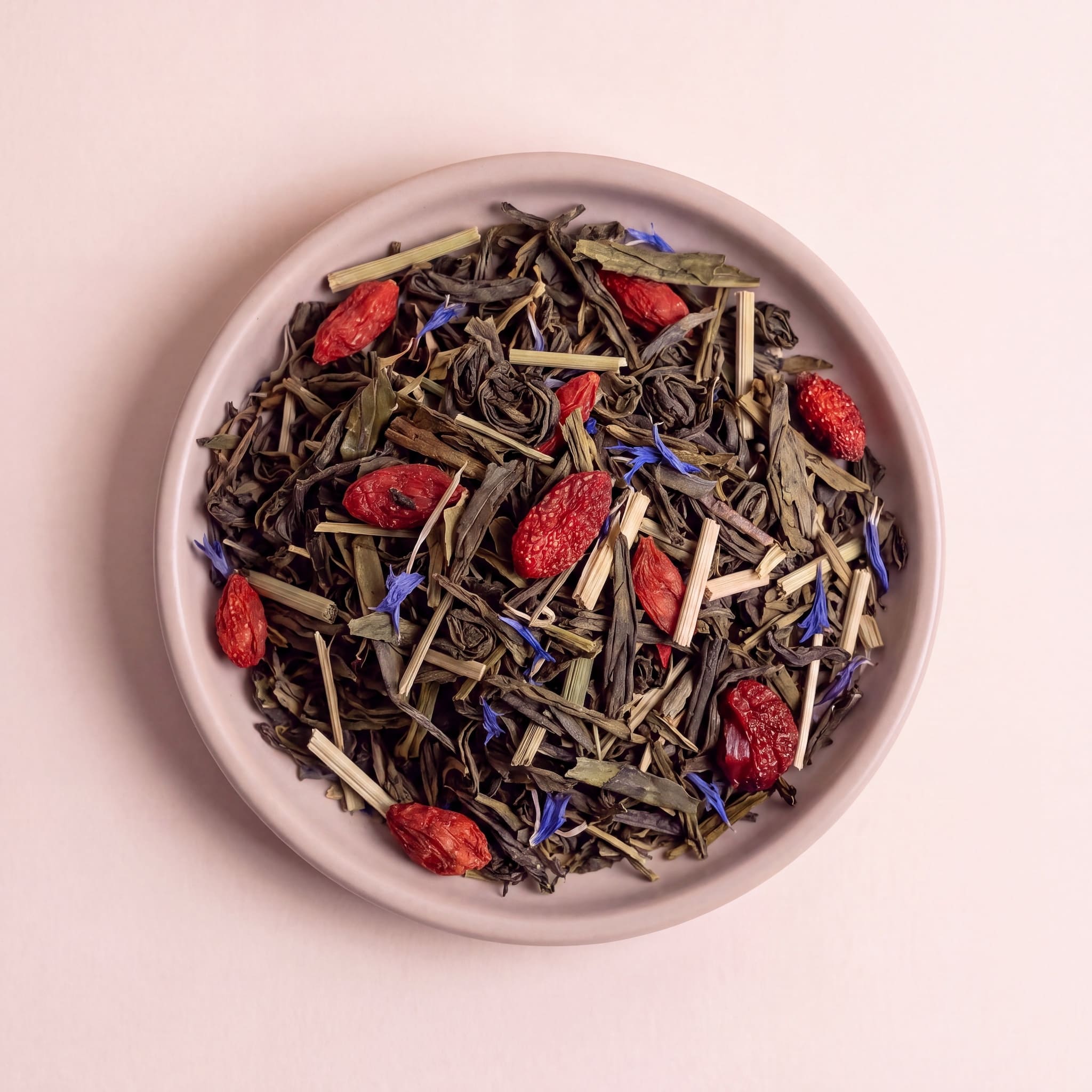 Gránátalma-Goji Berry zöld tea szálai gojibogyóval közelről