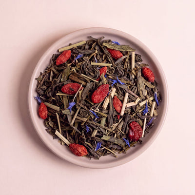 Gránátalma-Goji Berry zöld tea szálai gojibogyóval közelről