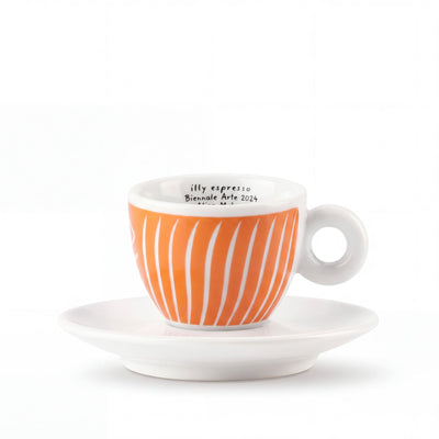 illy biennale arte 2026 espresso kávéscsésze sárga narancs fehér csíkos minta alátéttel