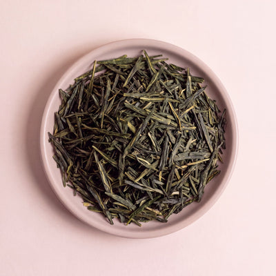 Japán Bancha zöld tea levelei közelről