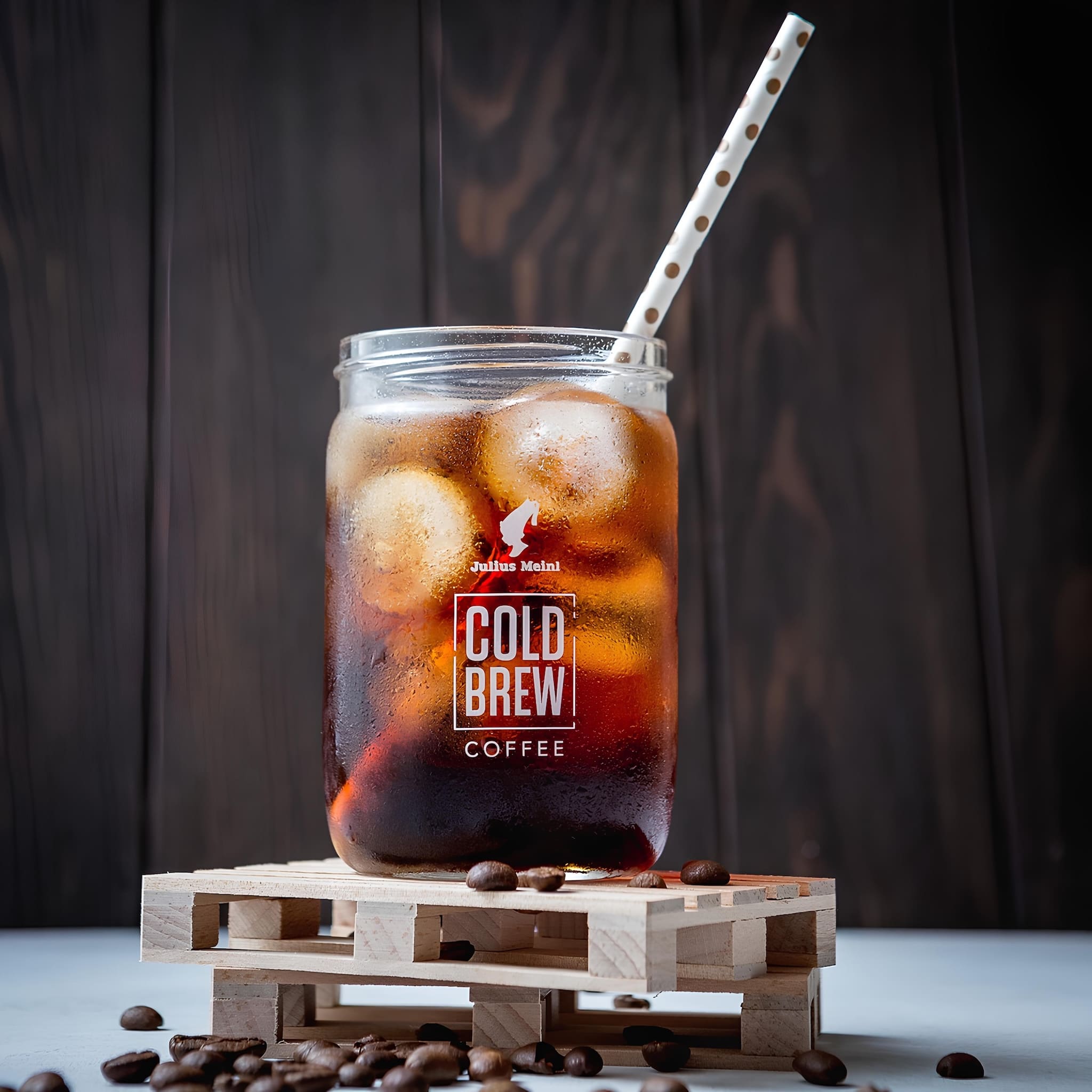 julius meinl cold brew üvegpohár hideg kávéval fotózott környezetben