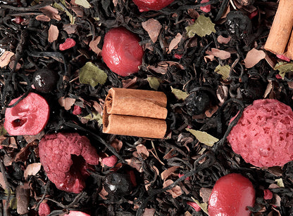 málna-áfonya-étcsokoládé ízesítésű fekete szálas tea, koffeintartalmú prémium minőség, elérhető 100g és 250g kiszerelésben