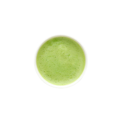 matcha china taishan tea elkészítve, habos, élénkzöld ital, gazdag antioxidánsokban, frissítő és energizáló hatású