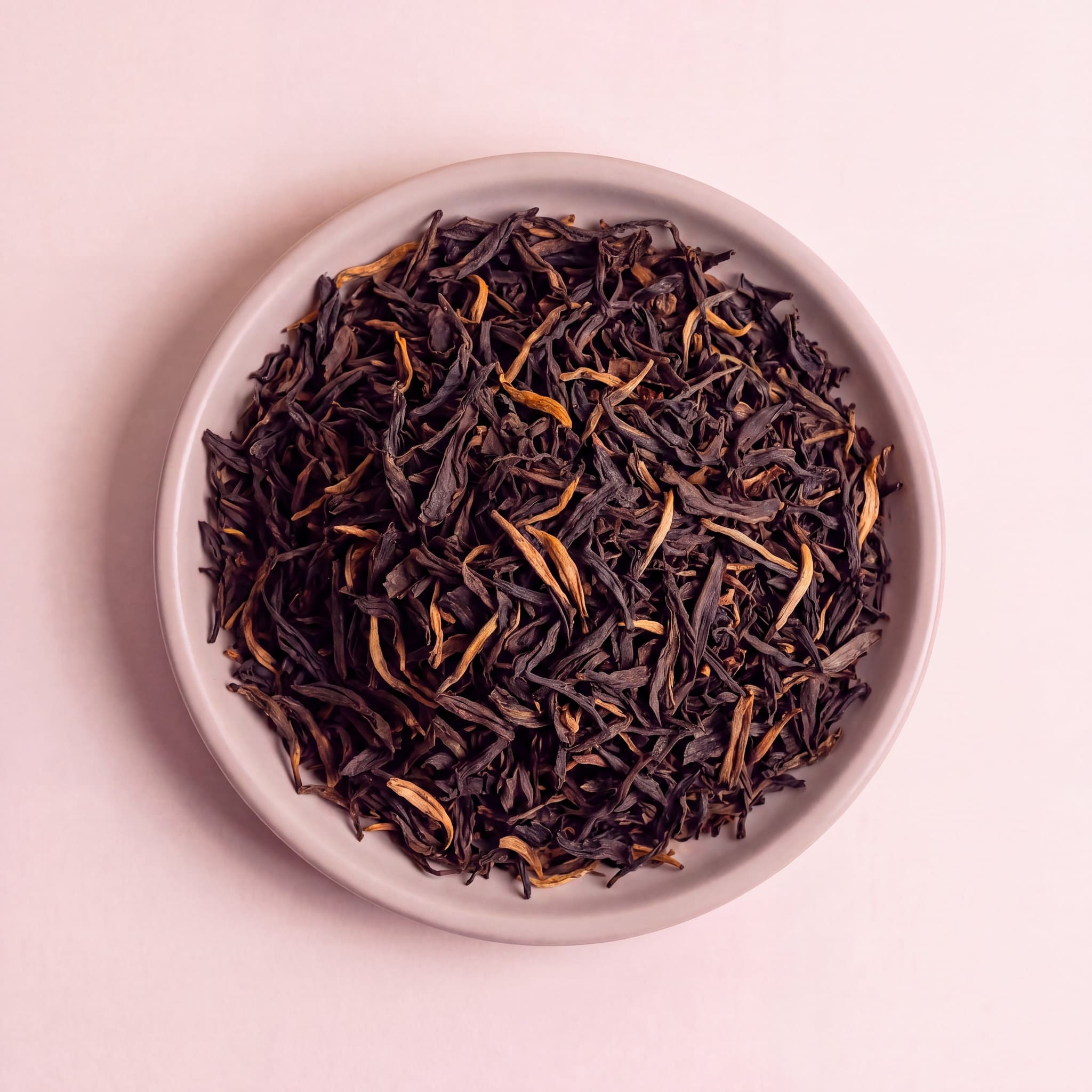 Pu-erh fekete tea szálai közelről