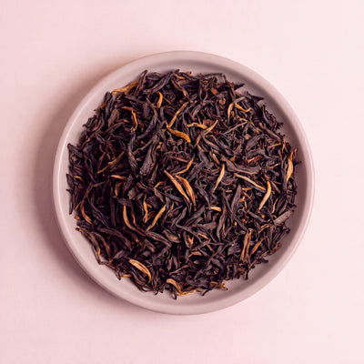 Pu-erh fekete tea szálai közelről