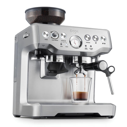 sage barista express kávéfőző működés közben oldalnézetből