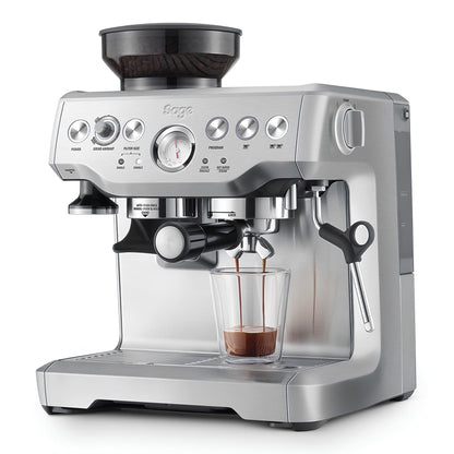 sage barista express karos kávégép kávéfőzés közben másik oldalról