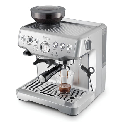 sage barista express eszpresszó gép felülnézetből működés közben