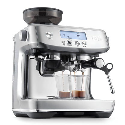 sage barista pro kávégép kávékészítés közben oldalnézetből